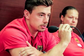 Kein Anschluss nach dieser Nummer - David Storl bei der DLV-Eröffnungspressekonferenz in Peking. Im Hintergrund Christina Schwanitz.