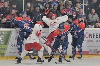 Kein Aprilscherz: Eishockey-Wölfe aus dem Erzgebirge fahren zum Finale nach Berlin - Keinen Zentimeter haben sich Schönheide und Berlin am Sonntag auf dem Eis geschenkt: In dieser Szene sichert Jonas Wich (vorn) den Puck für die Wölfe.