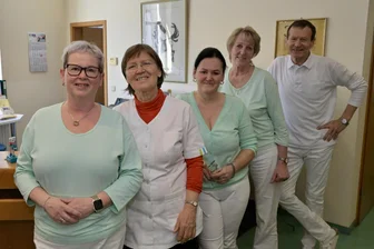 Kein Aprilscherz: Mediziner-Ehepaar übergibt nach mehr als 30 Jahren seine Hausarztpraxis in Werdau an einen Nachfolger - Sigune (2.v.l.) und Heiner Fritzsch freuen sich auf den Ruhestand. Nicole Schuricht, Mandy Streifler und Sybille Knoch (v.l.) bleiben.