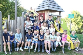 Kein Arzt, kein Laden, keine Kita: Warum es dennoch viele Familien nach Hennersdorf zieht - In Hennersdorf gibt es viele Kinder. Im Ort sind allein 25 Kinder bis 6 Jahre gemeldet. Aber auch älteren Kindern und Jugendlichen gefällt es im Ort.