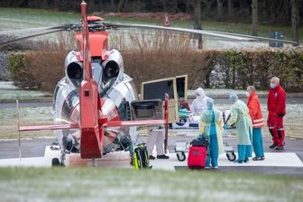 Kein Beatmungsbett im Kreis frei - Klinik fliegt Patienten aus - Mit einem Rettungshubschrauber war am Wochenende ein Patient aus dem Zschopauer Klinikum nach Rostock verlegt worden. 