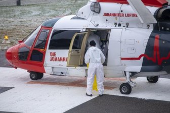 Kein Beatmungsbett mehr im Erzgebirge frei: Klinikum fliegt Corona-Patient aus - Ein Hubschrauber flog am Wochenende einen Patienten aus dem Zschopauer Klinikum in den Norden nach Rostock aus.