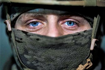 Kein bisschen Frieden - drei Szenarien für den weiteren Verlauf des Ukraine-Krieges - Ein ukrainischer Soldat schaut aus einem Unterstand in Bachmut.