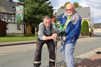 Kein Bock auf Tag der Sachsen? Wie wär’s mit dem kleinsten Volksfest im Erzgebirge? - Wolfgang Müller, besser bekannt als Lutschi (links), und Peter Grimm sind bereits Tage vor dem Färberstraßenfest in Thum schwer beschäftigt. Hier bohren sie Löcher für die Zeltanker. Am Sonnabend sind beide mitten im Getümmel.