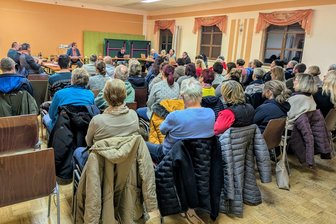„Kein Bürgermeister macht gerne einen Kindergarten zu“: Galgenfrist für Kita im Erzgebirge - Im Sportcenter in Jöhstadt blieb zur Ratssitzung am Donnerstagabend fast kein Zuschauerplatz frei.