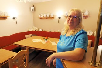 Kein Café mehr in Neuhausen – Was wird aus Reinholds Backstübl im Erzgebirge? - Annett Reinhold in ihrem ehemaligen Café im erzgebirgischen Neuhausen.