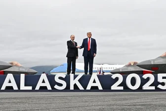 Kein Deal zwischen Trump und Putin: Warum im Scheitern des Gipfels trotzdem eine Chance liegt - Zwei Freunde unter sich: Donald Trump und Wladimir Putin in Anchorage. Ergebnisse hat der mit Spannung erwartete Gipfel nicht gebracht.