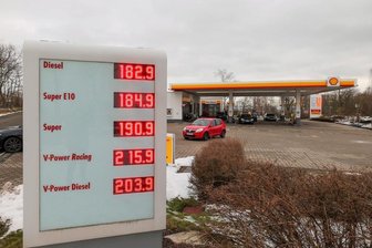 Kein Diesel mehr aus Russland: Droht im Osten Deutschlands der nächste Preissprung? - Diesel ist in diesen Tagen wie an dieser Tankstelle in Hohenstein-Ernstthal mitunter wieder günstiger als Super. Ob das so bleibt, ist aber fraglich.