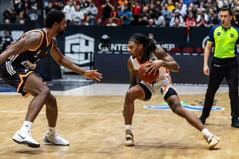 Kein Doppelspieltag in der Bundesliga vor dem Trip nach Slowenien: Niners Chemnitz verlegen Heimpartie gegen Ratiopharm Ulm - Im Eurocup gab es bereits das deutsche Duell gegen Ulm in der Chemnitzer Messe, hier ist Nike Sibande am Ball (rechts). Das Heimspiel in der Bundesliga wurde nun verlegt.