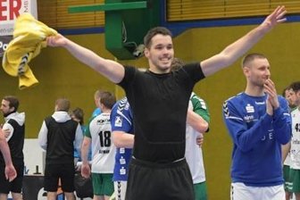 Kein Einspruch gegen Sieg des EHV Aue - Hatte nach dem 28:27-Heimsieg am Sonntag über Rimpar Grund, mit seinen Teamkollegen zu feiern, und wurde für seine starke Leistung von den Fans gefeiert: Aues Torhüter Erik Töpfer.