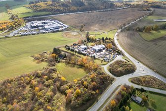 Kein Ende im Streit um Industriegebiet im Plauener Süden: „Erschreckend, wie Stadträte und Öffentlichkeit getäuscht werden“ - Das Industriegebiet in Oberlosa soll auf der Fläche zwischen A 72 und B 92 entstehen. Im Vordergrund das Grundstück von Marco Kouba, links hinten das neugebaute Autohaus Müller.