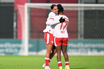 Kein Erfolg im Heimspiel: RB Leipzig unterliegt Leverkusen - Lisa Baum (l) erzielte nach Vorarbeit von Delice Boboy (r) die frühe Leipziger Führung. (Archivbild)