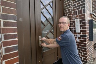 Kein Fahrstuhl, kein warmes Wasser, Wasserschaden im Keller: Zwickauer Paar erhält Hilfe nach Problemen mit Vermieter - Ronny Haas und seine Verlobte Anja Bautz haben eine neue Wohnung gefunden.