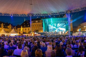 Kein Festival - dafür ein verhextes "Fabulix" - 2019 war beinahe der gesamte Marktplatz von Annaberg ein Festsaal. So und noch größer soll es 2023 wieder werden. 