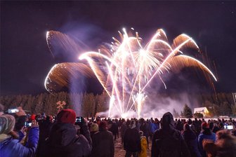 Kein Feuerzauber im Erzgebirge: Genehmigung für Feuerwerksspektakel in Kretscham bleibt aus - Der Kretschamer Feuerzauber vor etwa einem Jahr: Am 27. Dezember sollte es die nächste Auflage geben. Doch daraus wird nichts. Denn die Veranstalter haben keine Genehmigung erhalten.
