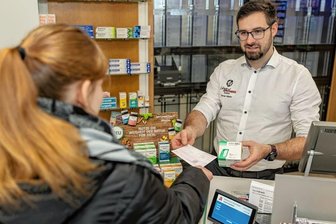 Kein Fiebersaft für Kinder: Was Apotheker im Vogtland fordern - Der Ellefelder "Löwen"-Apotheker Daniel Mädler wünscht sich mehr Freiheiten bei der Auswahl von Arzneien. Der "sächsische Weg" löst nun teils stringente Vorgaben. 