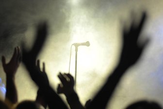 Kein Foto vom Rammstein-Fotograf: Deshalb zeigen wir Bryan Adams heute nicht bei seiner Chemnitz-Show - Keine Stars: Warum dürfen manche Menschen vor der Bühne Fotos machen – und andere nicht?