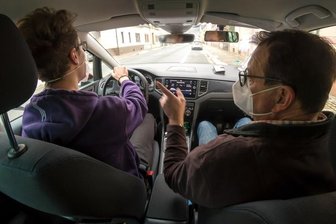 Kein Führerschein für ungeimpfte Jugendliche - Auch Fahrlehrer Frank-Rüdiger Wemmer darf nur noch geimpfte oder genesene Jugendliche ab 16 Jahren ausbilden.