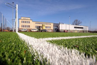 Kein Geld aus Berlin: Chemnitzer Sport geht bei Fördermilliarde vorläufig leer aus - Der Kunstrasenplatz an der Jahnbaude auf dem Sonnenberg muss saniert werden. Chemnitz hofft dafür auf Geld aus Berlin. Bislang vergebens.