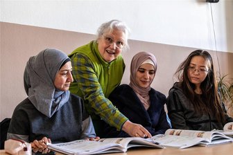 Kein Geld: Diakonie schließt Begegnungsstätten in Aue und Schwarzenberg - Francoise Oulmann gibt ihren Deutschhilfekurs jetzt im Bürgerhaus Aue. Zuvor war das Angebot in der Begegnungsstätte „Brücke“ der Diakonie angesiedelt.