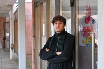 Kein Geld für HIV- und andere Tests: Chemnitzer Aidshilfe muss Angebot kürzen - Denny Seidel vor dem Chemnitzer Büro der Aidshilfe an der Karl-Liebknecht-Straße.