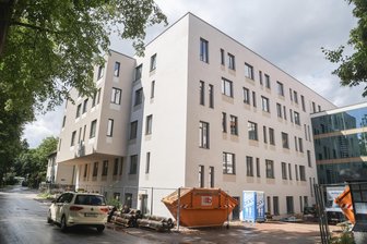 Kein Geld für Klimaanlage? Was Patienten im künftigen Chemnitzer Herzzentrum bei Hitze erwartet - Soll Anlaufstelle für Herzpatienten aus ganz Südwestsachsen werden: das künftige Kardiologische Zentrum im Küchwaldkrankenhaus des Klinikums Chemnitz.