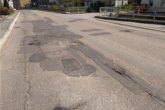 Auch die Ortsdurchfahrt Gornsdorf ist eine Staatsstraße und absolut kaputt.