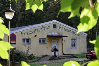 Kein Geld, kein Personal, keine Kraft: In der Annaparkhütte in Meerane geht das Licht aus - Blick zum Freizeitzentrum im Annapark in Meerane: Die Einrichtung wird Ende Dezember geschlossen.