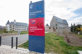 Kein Geld: Neue Hochschule in Plauen muss bei altem Namen bleiben - Am Campus der neuen Dualen Hochschule in Plauen bleiben die Info-Tafeln mit der Aufschrift „Berufsakademie“ vorerst weiter bestehen.