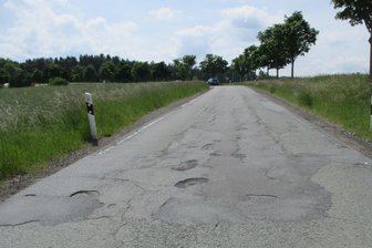Kein Geld vom Freistaat: Landkreis Zwickau droht mit Sperrung von Staatsstraßen - Auf der S 255 zwischen Lichtenstein und Heinrichsort sind gute Stoßdämpfer gefragt.