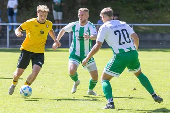 Kein Happy End für Thalheimer Fußballer: Gebürtiger Erzgebirger köpft Dynamo zum Sieg - Kickte früher für den VfB Annaberg: Nico Künzel (l.), hier im Duell mit dem Thalheimern Tom Voncent Müller und Pascal Fabian Förster (r.).