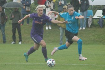 Kein Happy End: Mittelsächsische CFC-Fußballerinnen verpassen trotz Derbysieg die Sachsenmeisterschaft - Die für den Chemnitzer FC spielende Altmittweidaerin Lina Hertel (r.) enteilt hier der Auerin Veronika Remenova.