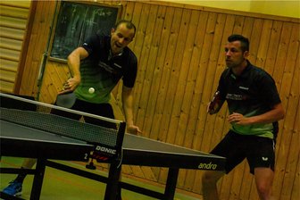Kein Happy End: Oederans Tischtennisspieler unterliegen dem Primus knapp - Sten Höbel (l.) und Falko Radecker brachten die TTVG Oederan-Falkenau im 1. Doppel in Front. Am Ende stand aber eine 6:6-Heimniederlage.