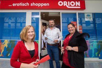 Kein Happy End: Plauener Sex-Shop schließt nach nur zwei Jahren wieder - Guter Dinge zur Eröffnung im Juli 2022 im Elster-Park: Orion-Filialleiterin Linda Gering (links), Gebietsleiter Sasa Grozdic und Franchisenehmerin Stephanie Weidner-Rutsch.