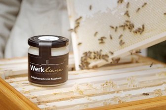 Kein Honig mehr vom Werksgelände: Warum hat VW in Zwickau die Bienen abgeschafft? - Etikett mit zwei Schornsteinen: Der „Werkbienen“-Honig kostete in den VW-Kantinen 7 Euro. Nun wird er nicht mehr verkauft.