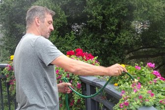 Kein Job für Langschläfer: Frühaufstehen zum Wohle der Zschopauer Pflanzenwelt - Ingo Klöpping, Mitarbeiter des Stadtbauhofs Zschopau, bei seiner morgendlichen Gießrunde.