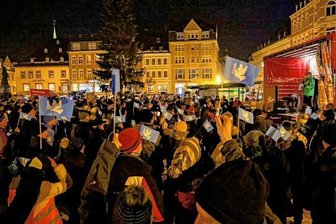 Kein Krieg, keine Waffen: Erzgebirger erheben ihre Stimme - Hunderte blaue Fähnchen mit dem Symbol der Friedenstaube sind auf dem Annaberger Markt geschwenkt worden - als Zeichen des Protestes gegen die beschlossenen Waffenlieferungen der Bundesrepublik.