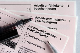 Kein Lohn am ersten Krankheitstag? So reagieren Politik und Wirtschaft in Sachsen - Keine Lohnfortzahlung gegen Krankenschein mehr am ersten Krankheitstag? Darüber ist jetzt eine kontroverse Debatte entbrannt.