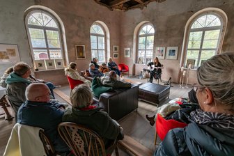 Kein Lost Place mehr: In altes Herrenhaus im Erzgebirge zieht wieder Leben ein - Neues Leben in alten Mauern: Ina Schirmer aus Olbernhau musizierte am Wochenende im historischen Herrenhaus der Himmelmühle.