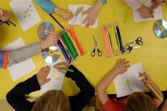 Kein Malpapier in Chemnitzer Kitas - Eltern helfen - Das Malpapier für Kinder in Kitas wird knapp. Eltern sollen aushelfen.