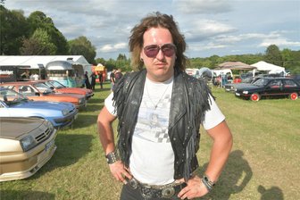 „Kein Manta ist wie der andere“: Fans der Opel-Kultautos aus ganz Deutschland treffen sich bei Oederan - Philipp Kröger gehört zum harten Kern beim Manta-Treffen in Wingendorf. Wegen seines Autokennzeichens HOT wird er auch „Hotte“ genannt. Der Kleidungsstil hat aber nichts mit seiner Manta-Leidenschaft zu tun, sondern mit seiner Vorliebe für Hardrock.