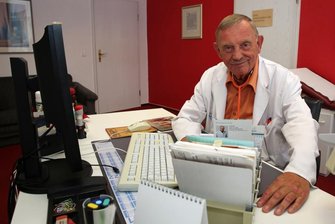 Kein Nachfolger: 76-jähriger Arzt ist in Aue weiter für seine Patienten da -