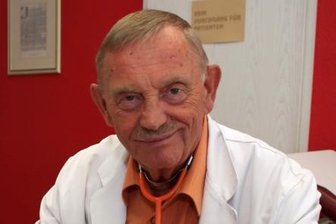 Kein Nachfolger: 76-jähriger Arzt ist weiter für seine Patienten da - Dr. Frieder Lenk arbeitet seit 50 Jahren als Allgemeinmediziner. Ans Aufhören denkt der 76-Jährige nicht.