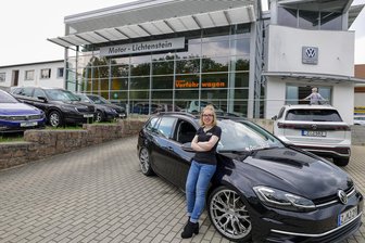 Kein Nachfolger für VW Beetle in Sicht: Auf welche Autos stehen Frauen? - Die Lichtensteinerin Jana Michaelis hat sich mit ihrem Golf Variant für ein schnittiges Auto entschieden, in dem man aber auch mal einen Schrank transportieren kann.