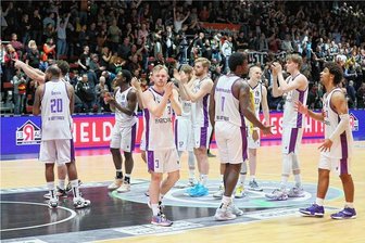 Kein Nachweis von Rassismus nach Niners-Spiel: BBL stellt Verfahren ein - Die Göttinger Spieler feierten ihren Sieg in der Messe. Dabei wurden sie auch von einigen Chemnitzer Fans beleidigt.