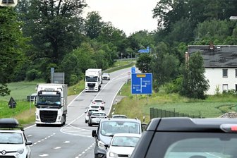 Kein neuer Autohof an der A 4 in Hainichen: Das Aus für das Hotel-Projekt - Blick vom Gewerbegebiet Hainichen zur Autobahnfahrtfahrt. Auf der (hier im Bild) linken Seite der Straße sollte der Autohof mit einer Zufahrt gebaut werden. Das Projekt ist nun aufgegeben worden.