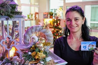 Kein passendes Geschenk? Wie wär es mit dem Glauchauer Stadtgutschein? - Eine der Akzeptanzstellen des Stadtgutscheins in der Blumenladen De Valeur von Bianca Wrobel.