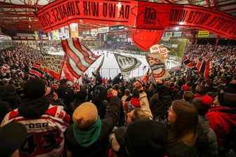 Kein Penaltyschießen, kein Handschlag und schnellere Sperren: Was sich in den Play-downs für die Eispiraten Crimmitschau ändert - Blick in das Kunsteisstadion im Sahnpark: In den Play-downs können die Spiele deutlich länger als in der Hauptrunde dauern.
