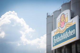 Kein Platz für Fremdenfeindlichkeit: Feldschlößchen trennt sich von rechtsextremem Azubi - Die Feldschlößchen-Brauerei und ein rechtsextremer Ex-Azubi gehen inzwischen getrennte Wege.