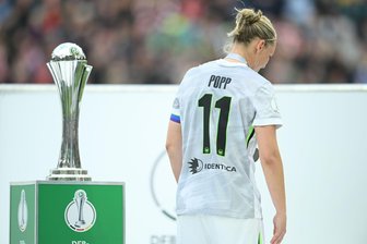 Kein Pokalsieg am Vatertag: Popp denkt an toten Papa - Abschied ohne Titel: Nach dem 0:4 ging Popp mit gesenktem Kopf an der Trophäe vorbei.